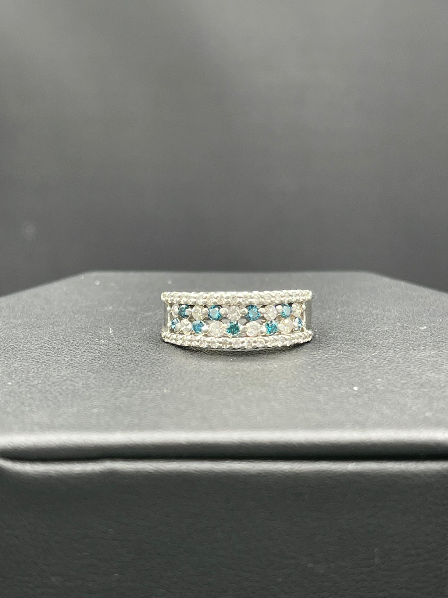 0.95 Natural Blue & White Diamond Platinum Wedding Band Ring (Size 8)
