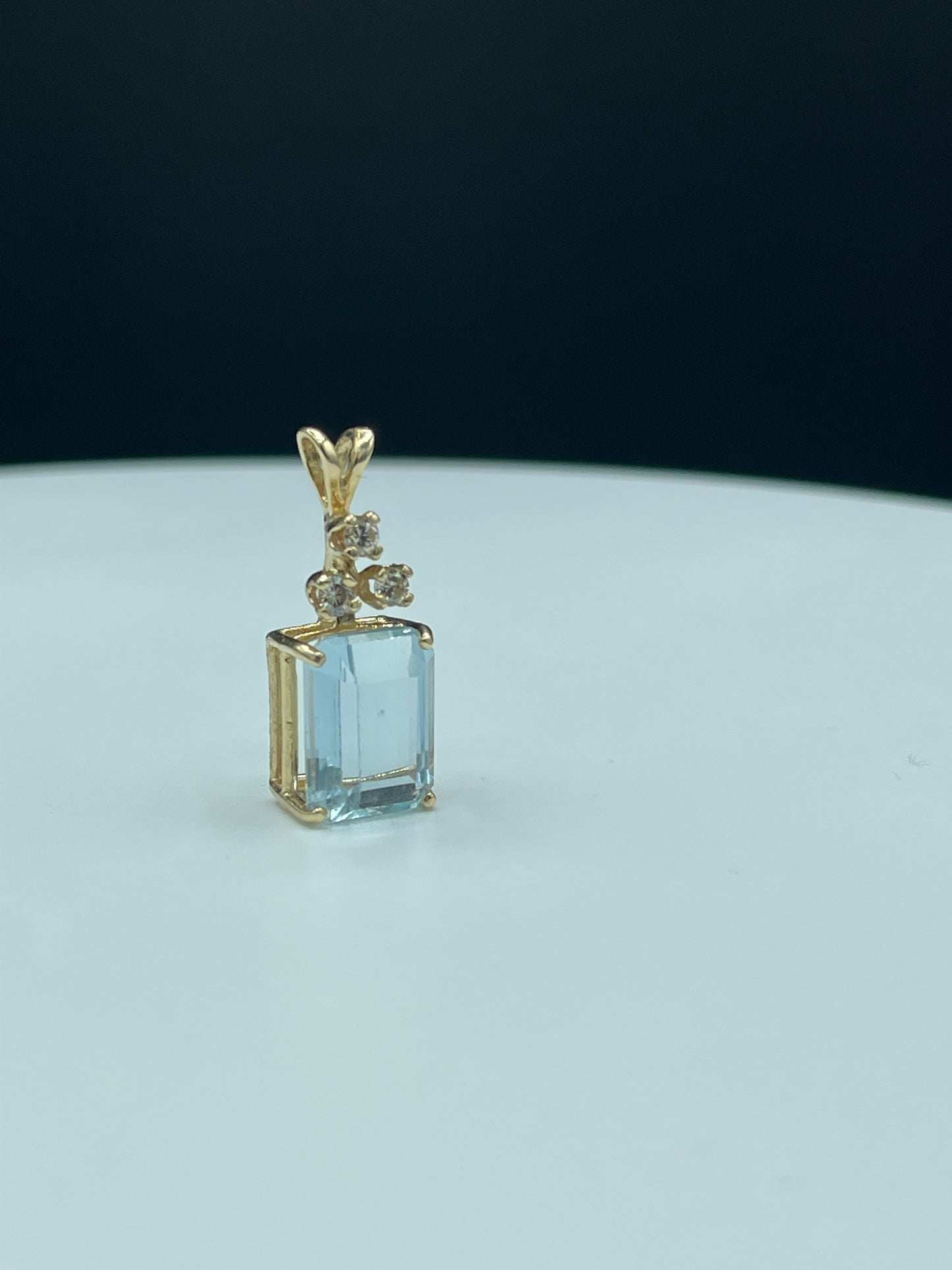 4.64 Carat Natural Aquamarine & Diamond 14k Yellow Gold Pendant