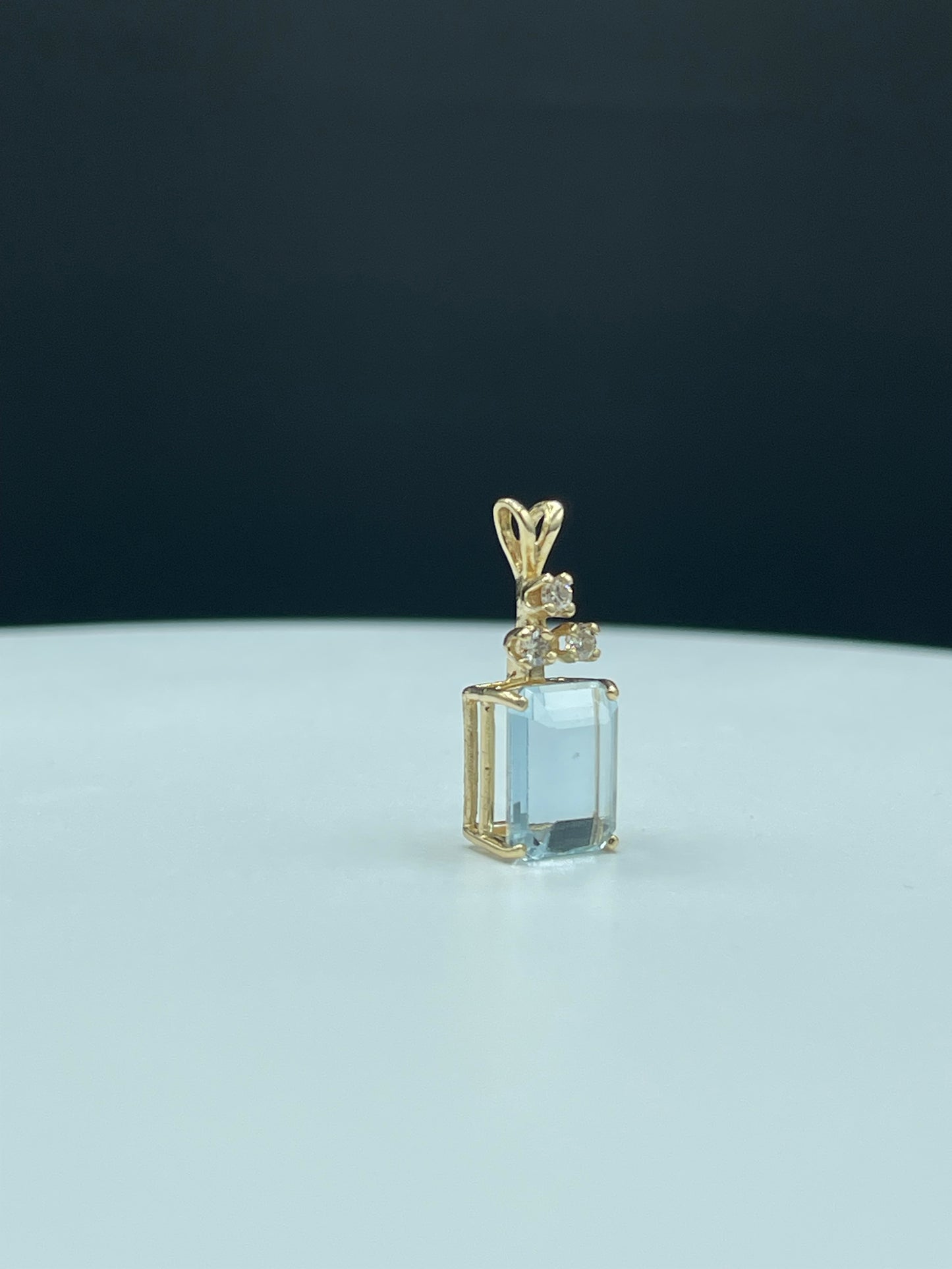 4.64 Carat Natural Aquamarine & Diamond 14k Yellow Gold Pendant