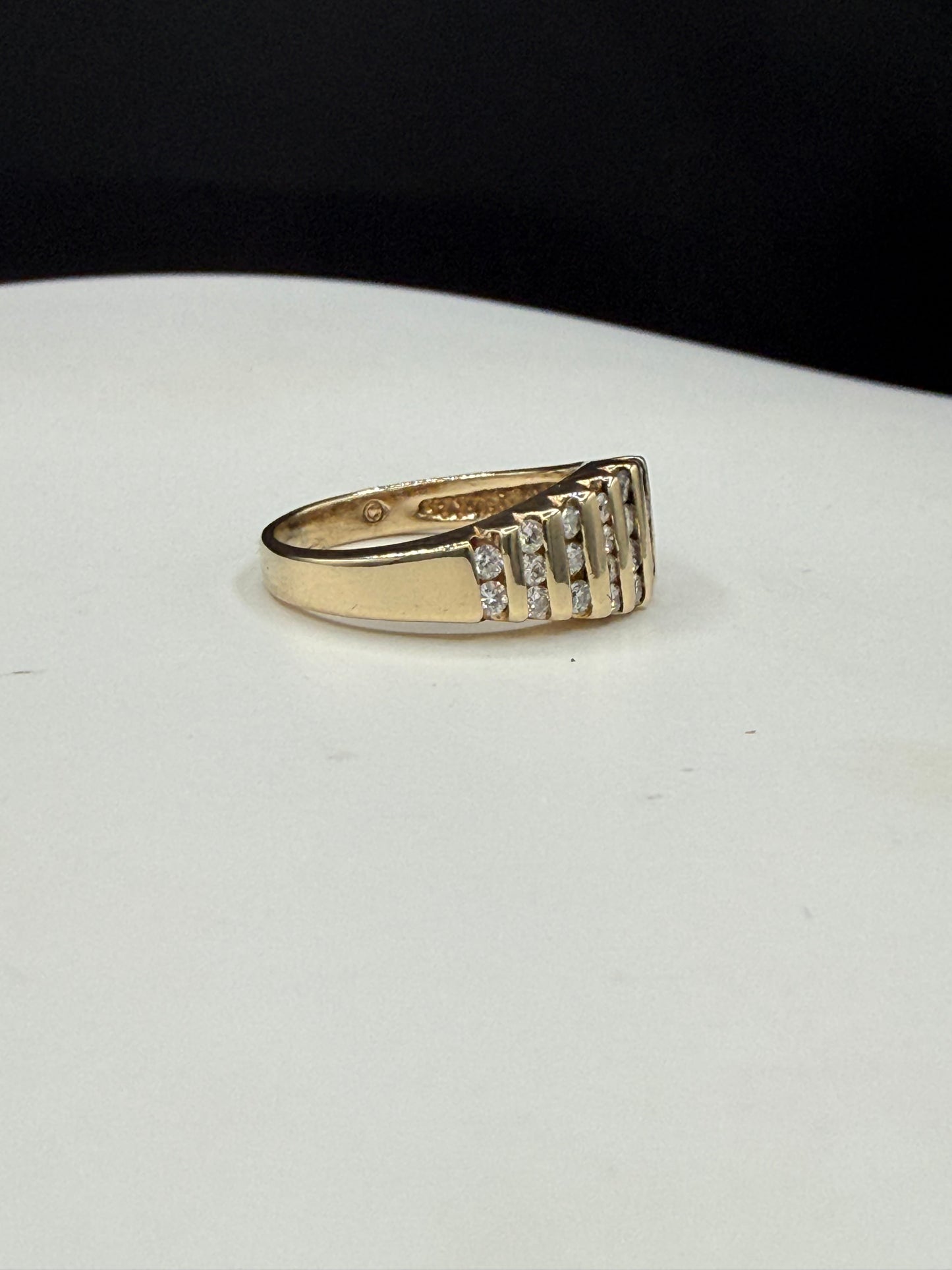 Vintage 14K Yellow Gold 0.50 CTW Natural Diamond Ribbed Band Ring (Size 5.5)