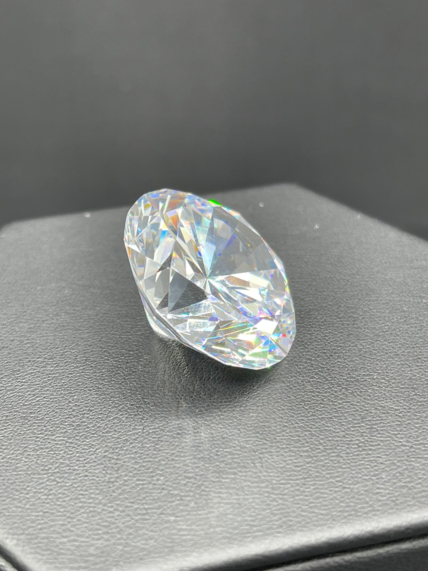161 Carat Top Quality Ideal Diamond Cut Cubic Zirconia Loose Gemstone (30 MM)