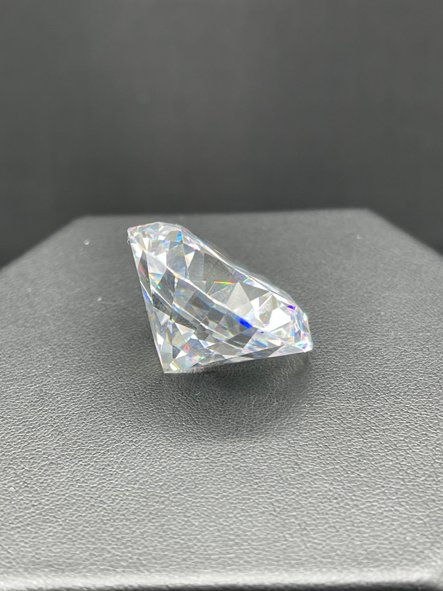 161 Carat Top Quality Ideal Diamond Cut Cubic Zirconia Loose Gemstone (30 MM)