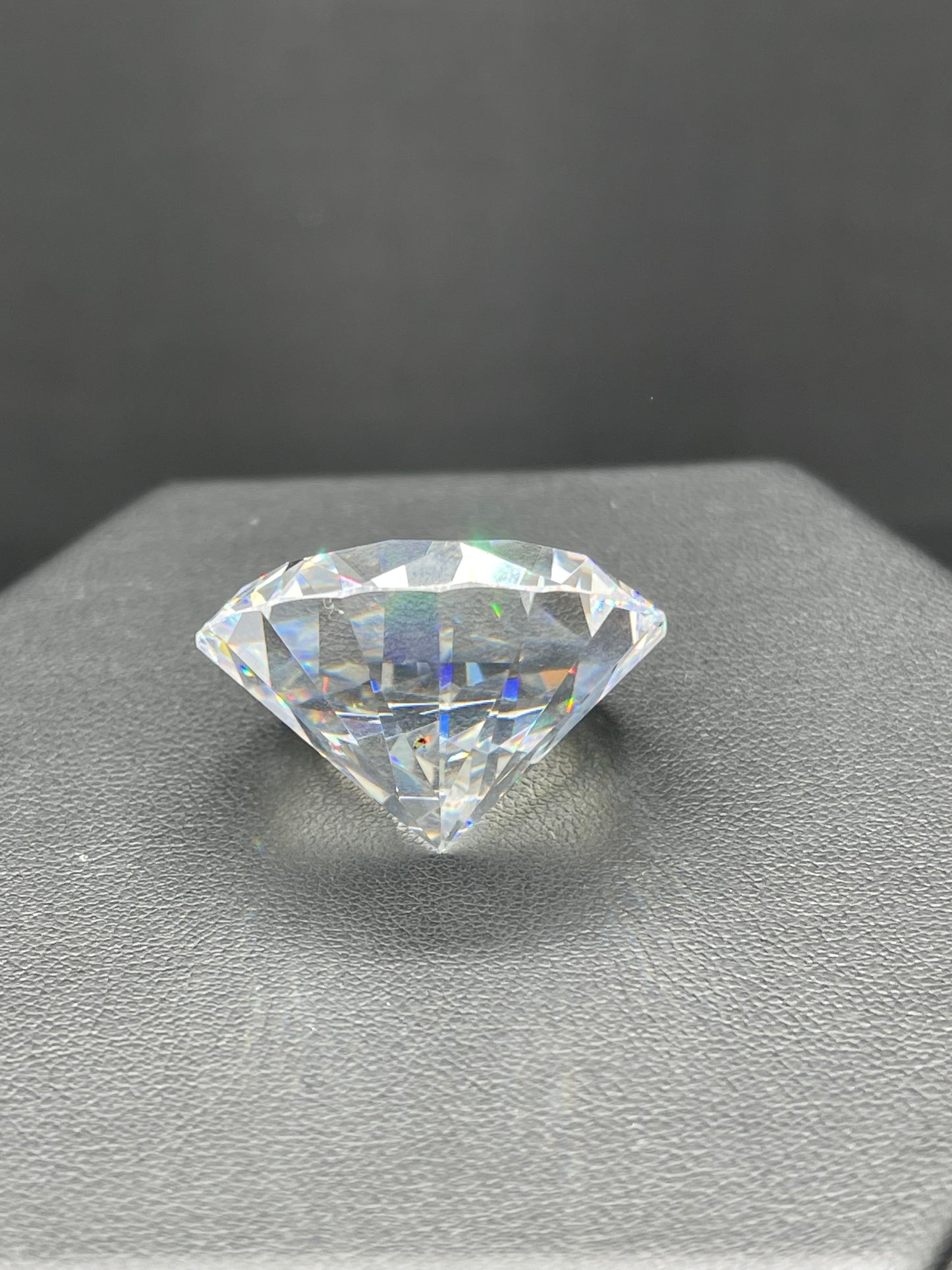 161 Carat Top Quality Ideal Diamond Cut Cubic Zirconia Loose Gemstone (30 MM)
