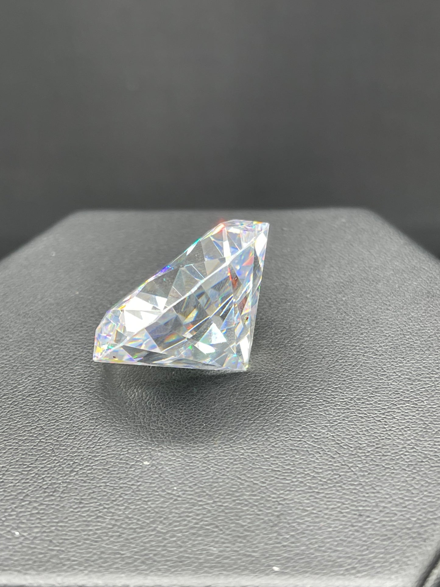 161 Carat Top Quality Ideal Diamond Cut Cubic Zirconia Loose Gemstone (30 MM)