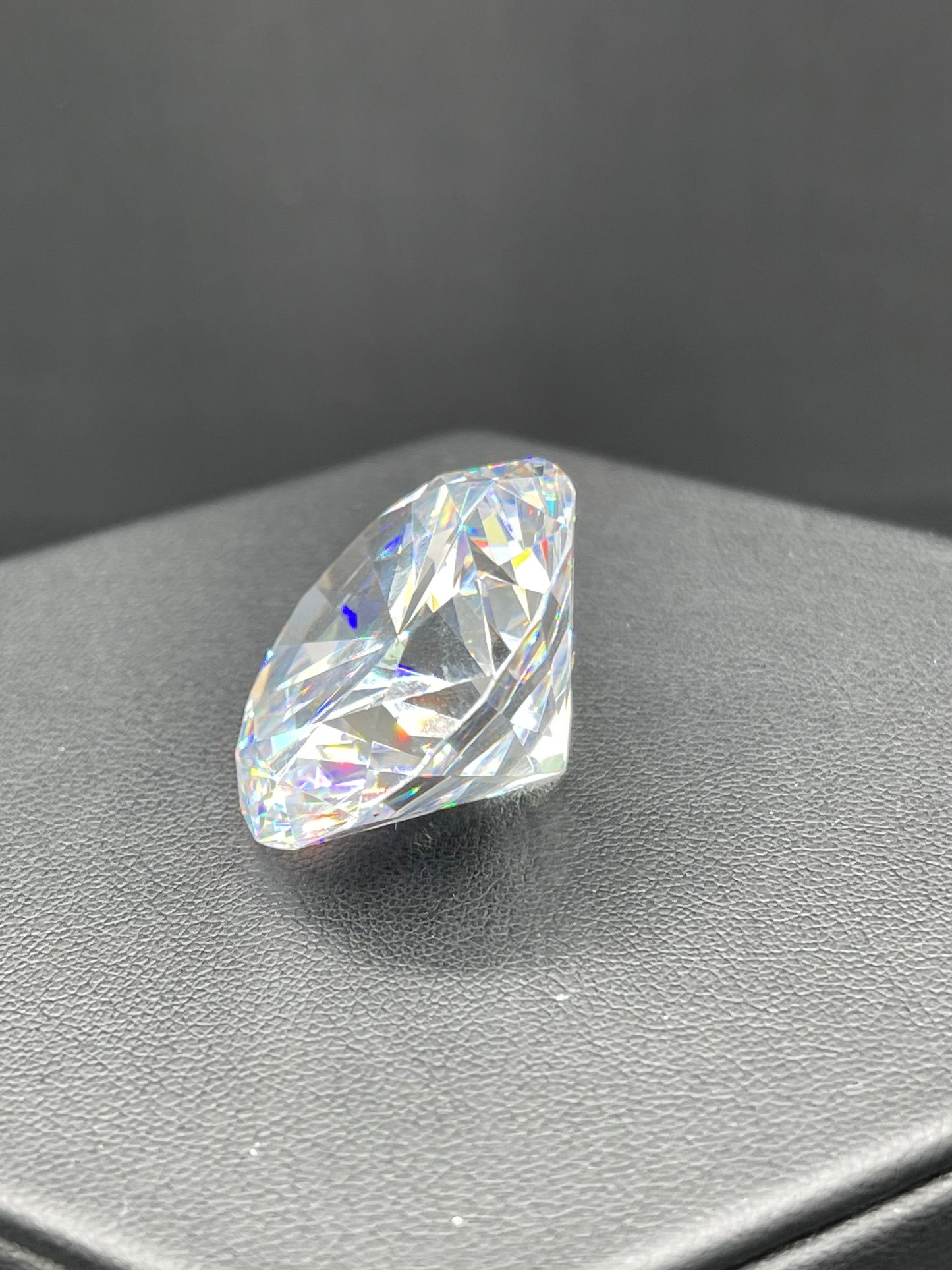 161 Carat Top Quality Ideal Diamond Cut Cubic Zirconia Loose Gemstone (30 MM)